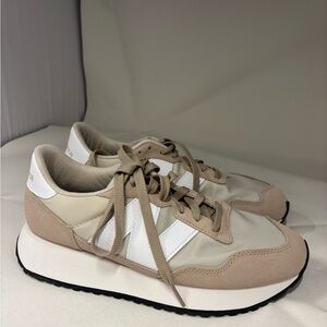 NWOT New Balance Beige and White Women's Sneakers